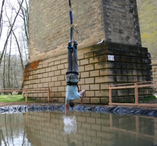 Touch the ground with your fingertip while bungee jumping with Adrenaline Elastique. 